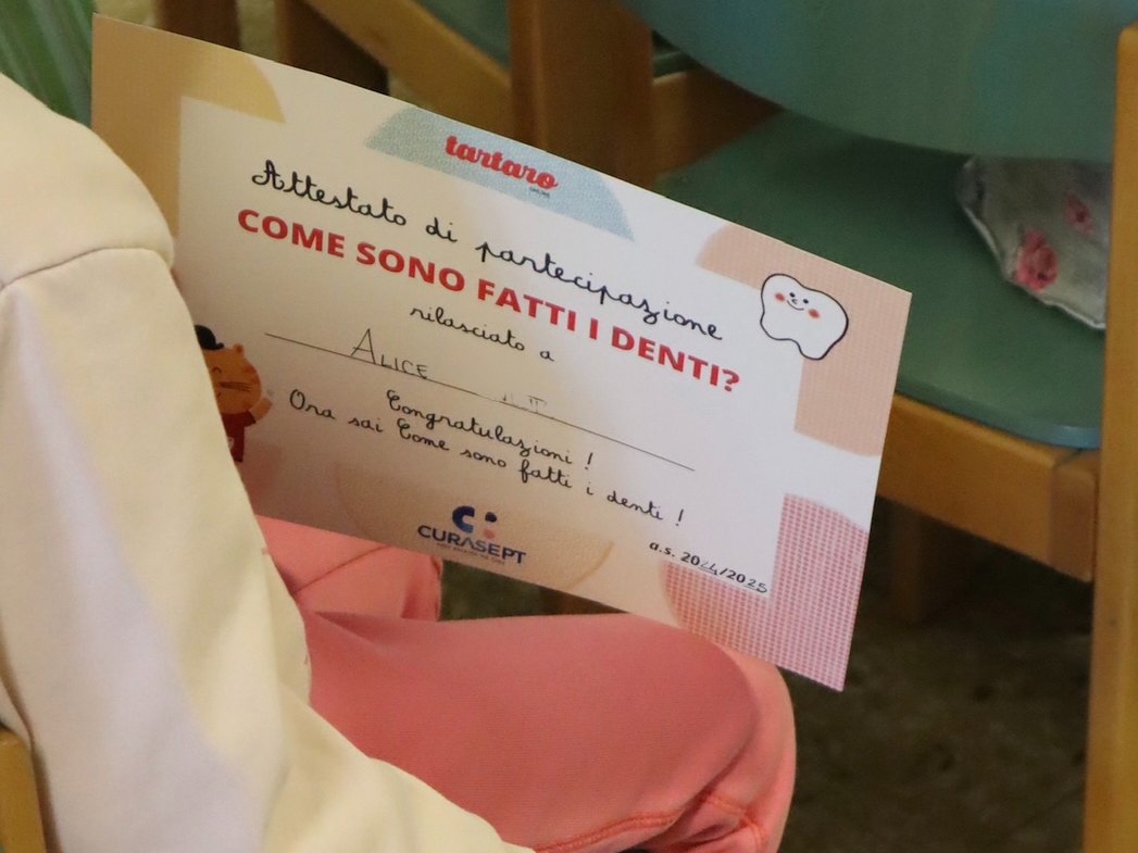 Attestato di partecipazione «Come sono fatti i denti?» consegnato a una bambina