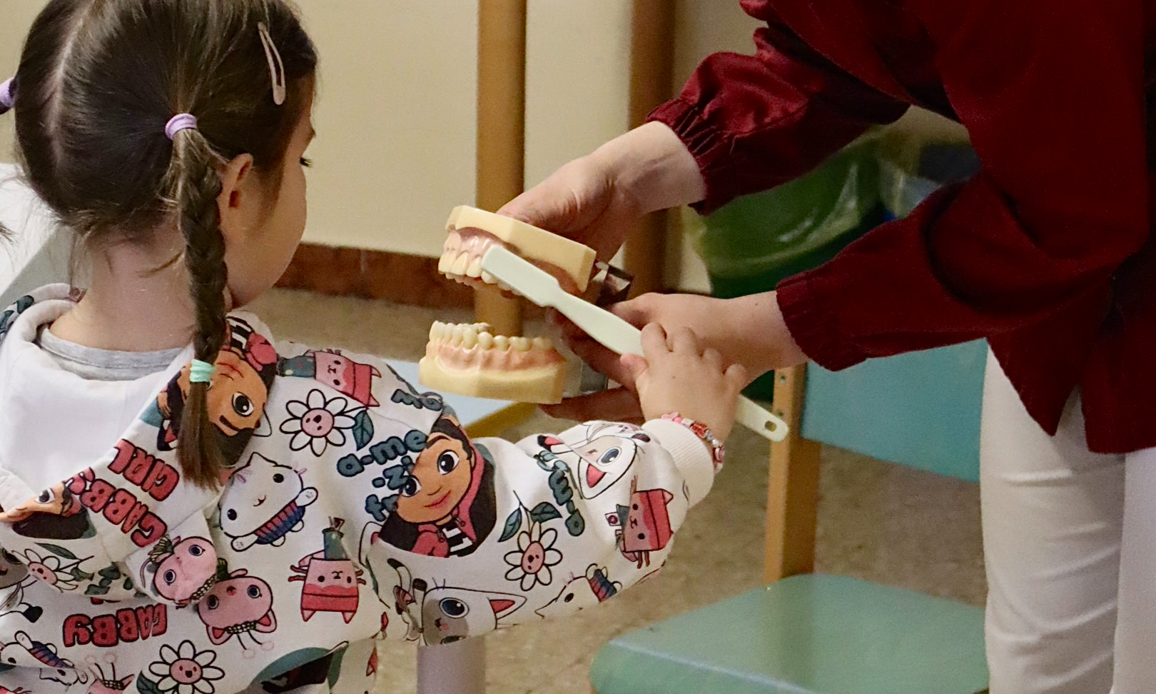 Attività educativa con i bambini: come si lavano i denti su un modello