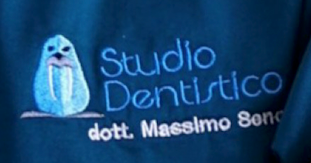 Il vecchio logo con il tricheco, ricamato sulla divisa